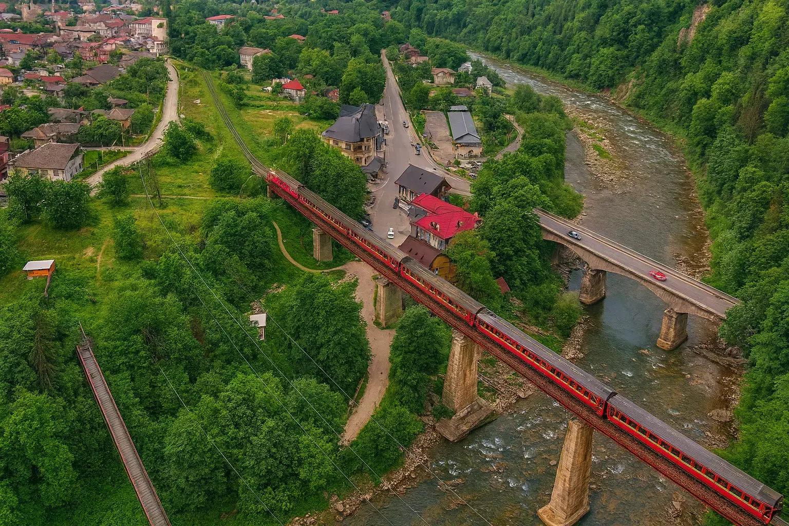 Orașul Yaremche cu un pod feroviar peste râu într-o zonă montană       